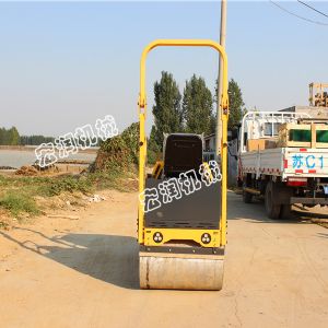 小型振動壓路機